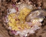 Foto langkah ke 2 dari resep Telur celup kuah putih.