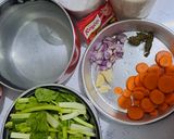 Foto langkah ke 1 dari resep Sayur Bening Caisim (Sawi Hijau) Wortel.