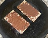 Hình bước làm 2 của món Snack Giữa Ngày Với Cracker, Nutela Và Dâu Tây