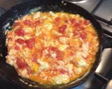 Foto del paso 3 de la receta: Huevos con tomates 🥚 🍅