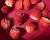 Foto del paso 5 de la receta: Chocotorta Helada De Frutillas Con Dulce De Leche🍓