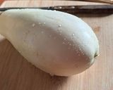 Une image de l'étape 2 de Saucisses végétariennes mijotées aux aubergines.