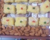 केसर इलायची कोकोनट बर्फी (kesar elaichi coconut burfi recipe in hindi) रेसिपी चरण 1 फोटो