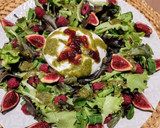 Foto del paso 3 de la receta: Ensalada de otoño con burrata, pesto y coulis de higos