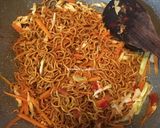 Foto langkah ke 3 dari resep Mie Goreng Pedas Manis.