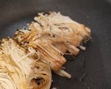 Une image de l'étape 4 de Enokis poêlés sauce soja.