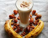 A picture of step 3 of Banana Dates Almond shake.