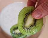 Foto del paso 4 de la receta: Smoothie bowl de yogur de canela, con kiwi fresco, cranberries y almendras remojadas