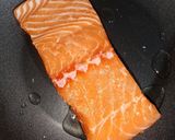 รูปขั้นตอนการทำที่ 2 ของ ข้าวหน้าแซลมอนย่างเกลือ | Salt-grilled Salmon Rice Bowl