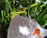 Foto langkah ke 3 dari resep Tumis Kangkung Terasi.