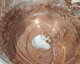 Foto del paso 4 de la receta: Bizcocho de leche condensada y cacao con cobertura de chocolate