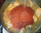 Foto del paso 4 de la receta: Muslos y contramuslos en salsa de tomate y un plus