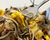 Foto del paso 4 de la receta: Salteado de anguriñas con setas ostra, gambas y huevos rotos
