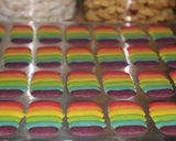 Foto langkah ke 5 dari resep Lidah Kucing Rainbow.