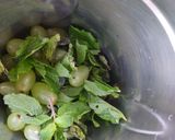 A picture of step 1 of Green Grapes mint chutney.