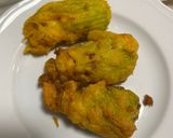 Foto del passaggio 3 della ricetta Fiori di zucca ripieni in pastella di zafferano