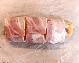 Foto del paso 3 de la receta: Pechuga de pollo rellena de jamón y queso envuelta con bacon ahumado