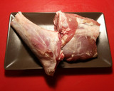 Foto del paso 2 de la receta: Codillo de paletilla de cordero, en salsa de ajos, perejil y mostaza