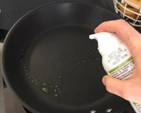 Foto del paso 1 de la receta: Espinacas con manzana y pasas