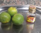 A picture of step 1 of Honey and Lemon detox juice.
