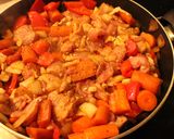 Foto del paso 4 de la receta: Patada deshueseada de pollos, en bandada, a hortalizas y demases