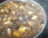 Foto del paso 7 de la receta: Cazuela de patatas, costillas y setas con su caldo