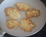 Sajtos-majorannàs cukkinis tócsni, jó fokhagymàsan recept fázis 1 fotója