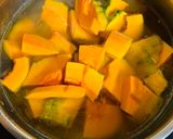 Hình bước làm 3 của món Canh bí đỏ giò heo