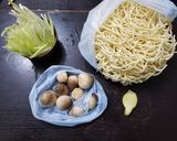 A picture of step 1 of Chinese E-U Noodles with straw mushroom 幹燒伊麵.