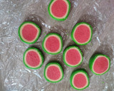 Foto langkah ke 6 dari resep Watermelon Cookies (Kukis Semangka).