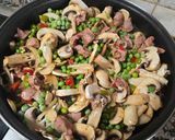 Foto del paso 2 de la receta Pavo salteado con fideos, guisantes y pimientos