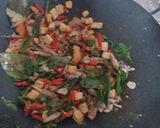 Foto langkah ke 6 dari resep Tumis Ikan Pindang Santan Pedas.