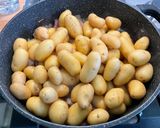 Une image de l'étape 11 de Pommes grenailles au lard, aubergine et oignons roses.