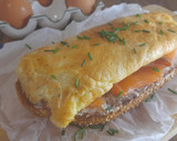 Foto del paso 4 de la receta: Tosta con salmón y tortilla