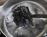 Foto del paso 4 de la receta: Fideos negros de Pascua con mejillones, camarones y pulpitos
