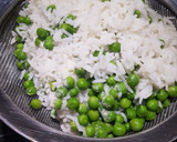Foto del paso 6 de la receta: Curry de pollo y coco tostado sobre arroz basmati con guisantes y granada