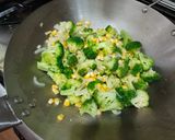 Foto langkah ke 3 dari resep Tumis Brokoli Jagung Manis.