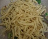 Foto langkah ke 4 dari resep Mi Goreng Pipih.