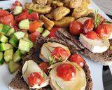 Une image de l'étape 4 de Tartine chèvre miel Tomates et romarin.
