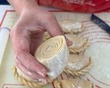 A picture of step 8 of Flaky Spiral Curry Puffs.