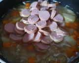Foto langkah ke 5 dari resep Sup Makaroni Sosis.