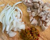 รูปขั้นตอนการทำที่ 1 ของ ไก่ผัดกระเทียมพริกไทยขมิ้น