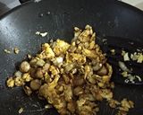 Foto langkah ke 5 dari resep Orek Telur Sosis Lada Hitam.