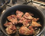 Foto del paso 2 de la receta: Muslitos de pollo en salsa de cebolla