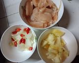 Hình bước làm 2 của món Gà xào thơm cay