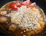 Hình bước làm 3 của món Mì Thái Chua Cay Nấu Tôm, Nấm & Trứng