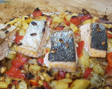 Foto del paso 4 de la receta: Salmón sobre verduras asadas