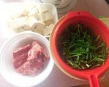 Hình bước làm 1 của món Canh đậu hũ hẹ hầm với xương heo 🌱