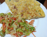Foto del paso 8 de la receta: Tortilla de papas con cebolla sofrita y perejil picado y ensalada