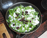 Foto del paso 2 de la receta: Pechuga asada con salteado de arroz con judías verdes y pasas